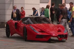 (VIDEO) UZ POMOĆ ŠTAPA I KANAPA: Ovo je najsporiji sportski automobil na svetu