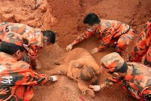 Pronašli su ženu zakopanu u zemlji. Kada su videli šta se nalazi ispod nje, noge su im se odsekle