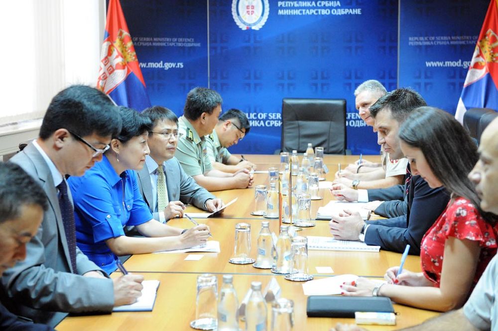 UNAPREĐENJE SARADNJE: Ministar odbrane Đorđević sa predstavnicima kineske kompanije
