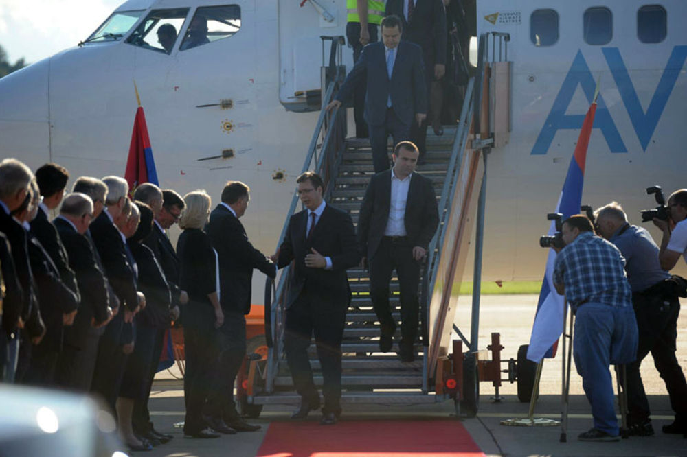 DONJA GRADINA: Vučić i članovi vlade doputovali u Republiku Srpsku