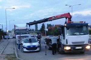 (FOTO) SCENA KOJA SE NE VIĐA ČESTO: Pauk u Leskovcu pokupio policijski auto