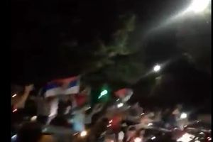 (VIDEO) SRPSKA SLAVI ORLOVE: Delirijum na ulicama Foče zbog pobede košarkaša