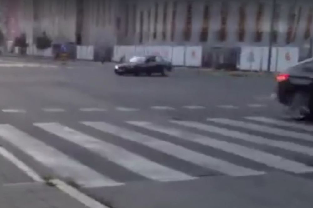 (VIDEO) UHVAĆEN NOVOSADSKI FANTOM (33): Egzibicionista iz crnog BMW nema čak ni vozačku!