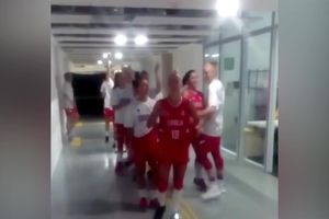 (VIDEO) OVAKO SE BORI ZA SRBIJU: Košarkašice su na svaku utakmicu kretale uz Marš na Drinu