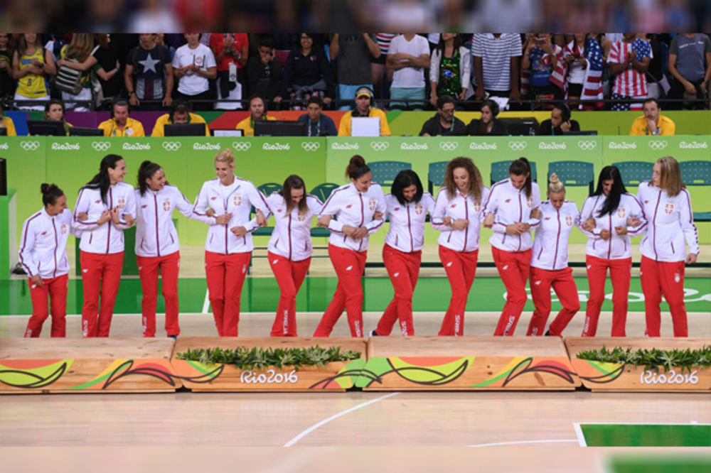 (FOTO) ORILO SE BRAZILOM: Košarkašice Srbije zaigrale kolo prilikom dodele medalja!