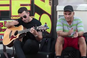 (VIDEO) SVIRKA ZA BESKUĆNIKE: Ovaj plemeniti mladić gitarom menja svet na bolje