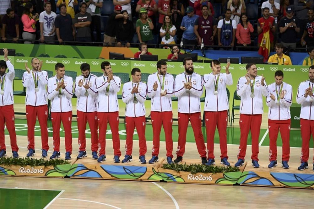 (VIDEO) NASMEJANI ORLOVI: Pogledajte kako srebro sija na grudima srpskih košarkaša