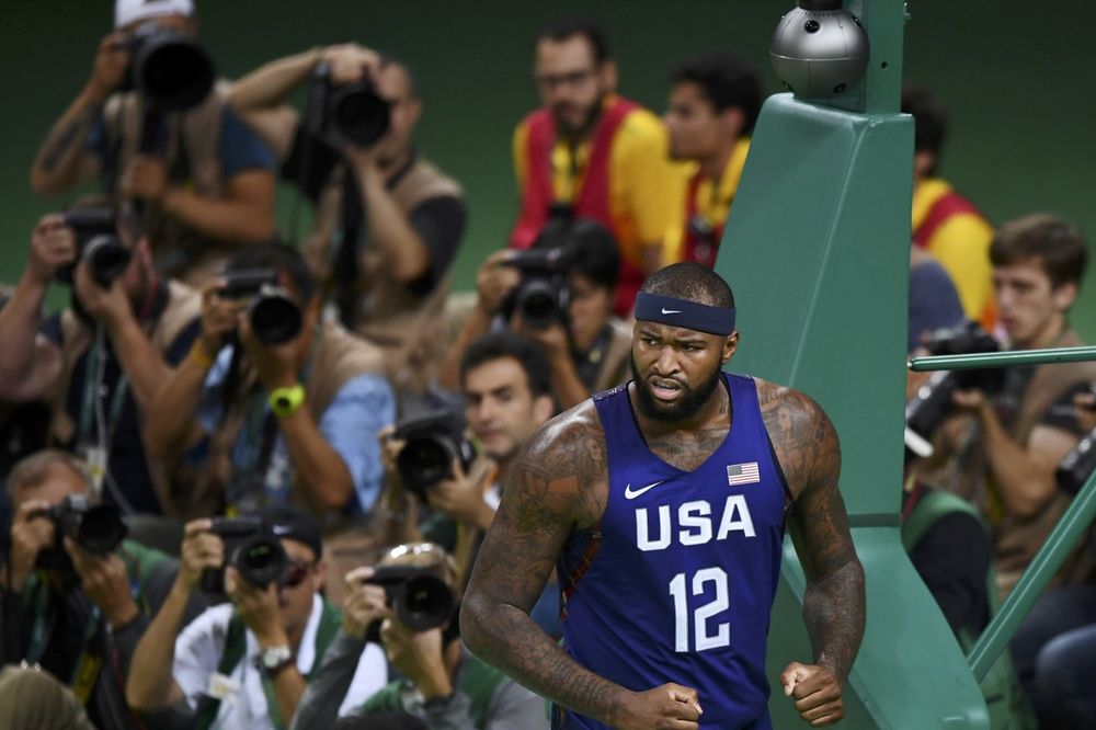 (FOTO) BUDUĆNOST JE SVETLA: Američka NBA zvezda tešila srpskog košarkaša posle finala