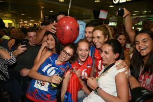 (FOTO) Evo kako su srpski olimpijci dočekani na aerodromu u Beogradu