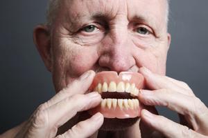 BIZARNO: Dekica (86) završio u bolnici pošto su mu veštački zubi bili zaglavljeni u grlu šest dana