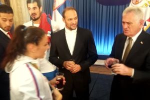 (KURIR TV) AMERIKANKA UPOZNALA TOMU: Danijel Pejdž se slikala sa predsednikom Srbije