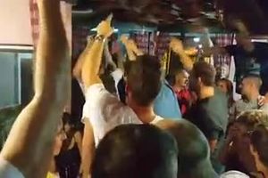 (VIDEO) POSLE DOČEKA SLAVLJE U KAFANI: Evo šta su zlatni vaterpolisti pevali Dejanu Saviću