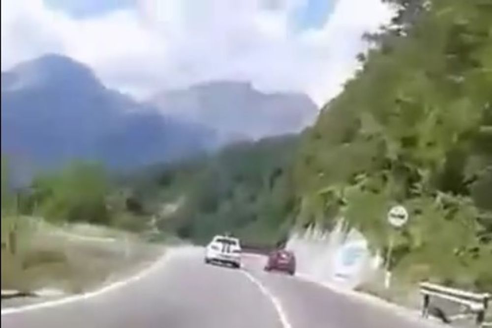 (VIDEO) ZA NJIH IZGLEDA NE VAŽE PRAVILA: Ovako crnogorska policija pretiče na punoj liniji