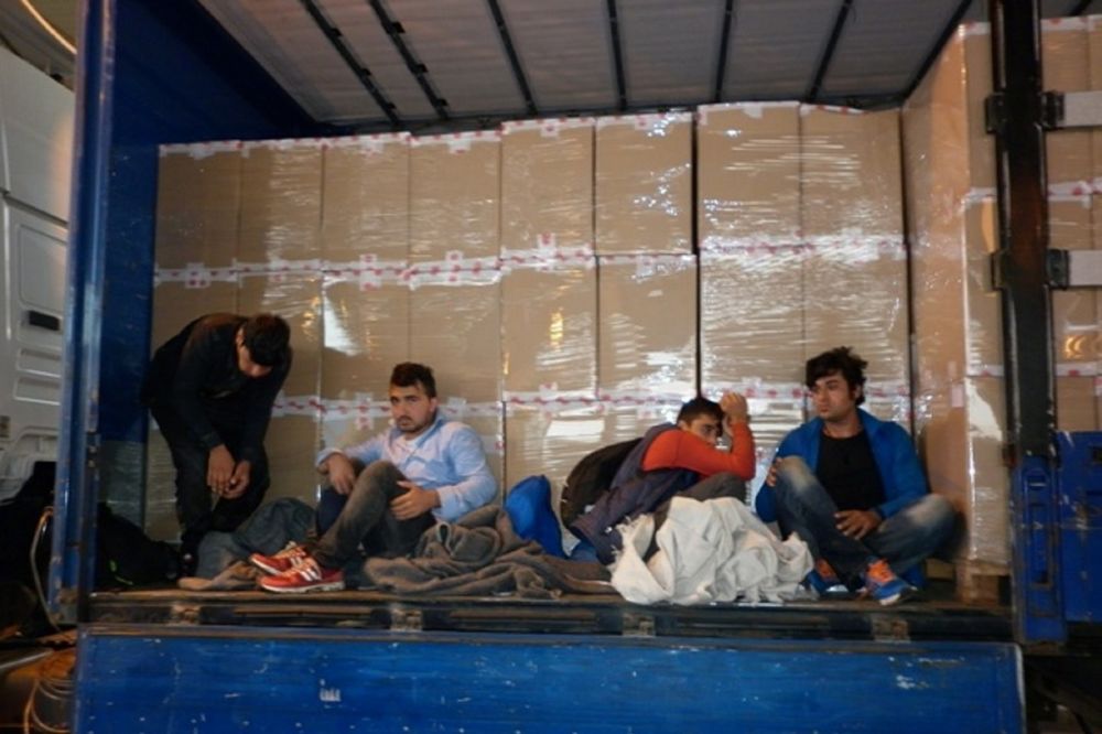ILEGALCI MEĐU ROBOM: Na graničnom prelazu Šid sprečeno krijumčarenje sedam migranata