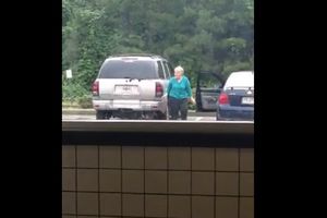 (VIDEO) OVA BAKA NE ZNA DA JE SNIMAJU: Sada ceo svet priča o tome što je uradila na parkingu