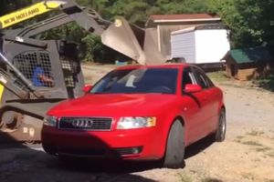 (VIDEO) KAD ĆERKA RAZBESNI TATU: Bagerom joj uništio skupi auto, a razlog će vas ŠOKIRATI!