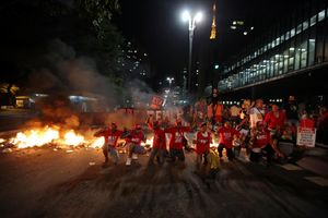 NEREDI U BRAZILU: Policija suzavcem na demonstrante, pristalice Rusefove podigli barikade