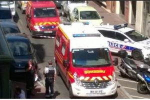 (VIDEO) NOVI NAPAD U FRANCUSKOJ: Muškarac prerezao vrat policajki u stanici u Tuluzu!