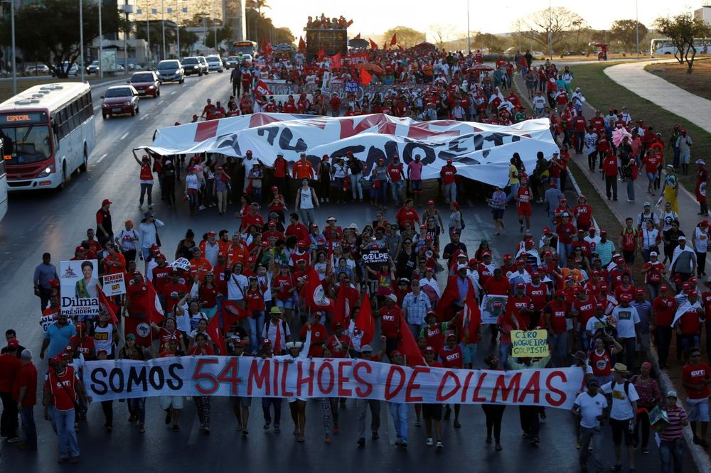 (VIDEO) HAOS U BRAZILU: Pristalice Rusefove razbijale izloge i gađale policiju kamenjem