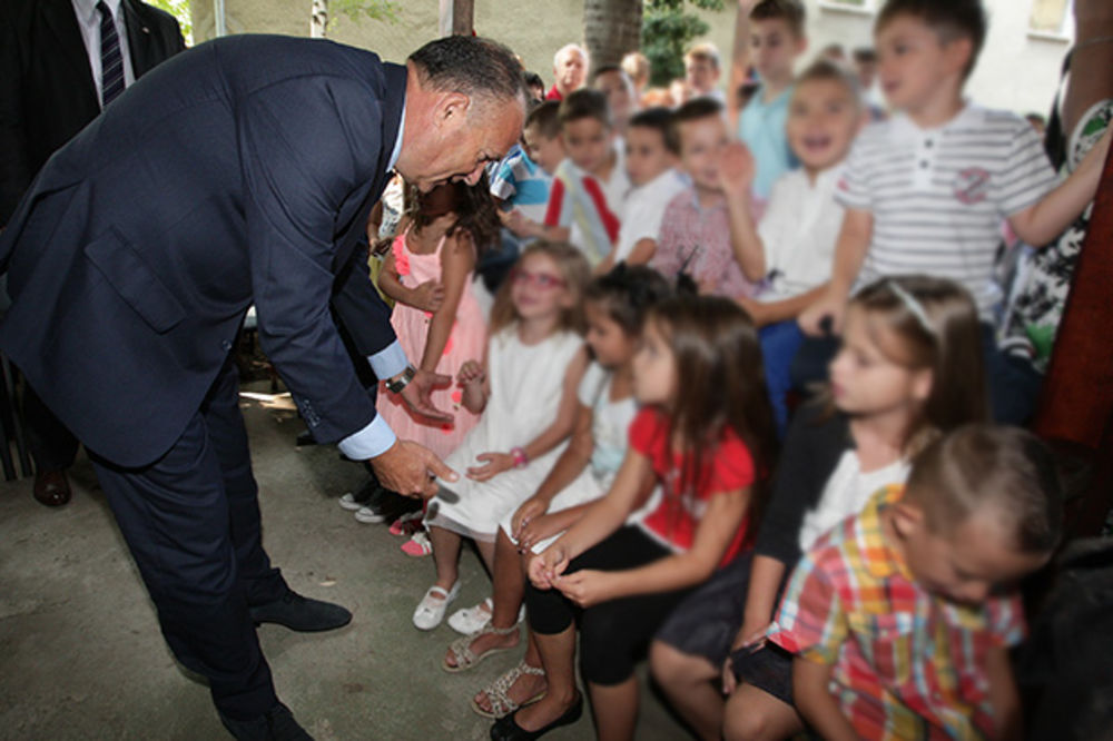 ŠARČEVIĆ ISPRATIO PRVAKE U UČENIČKE POBEDE: Đaci, srećno u novoj školskoj godini!