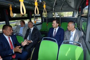PRVI PUT U ISTORIJI BEOGRADA: Krenuo prvi električni autobus