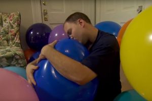 (VIDEO) DOŽIVLJAVA IH KAO ŽENE: Ovaj čovek spava sa balonima, mazi ih i plače ako mu puknu!