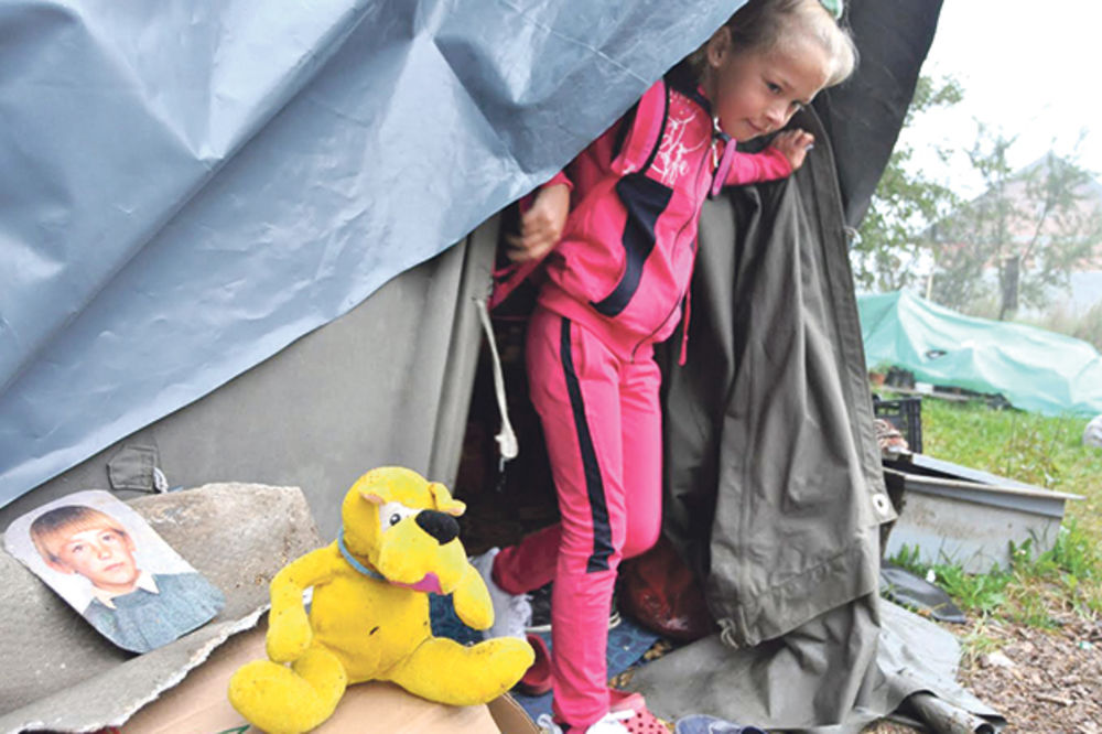 HUMANOST NA DELU: Mala Hajruša iz šatora krenula u prvi razred!