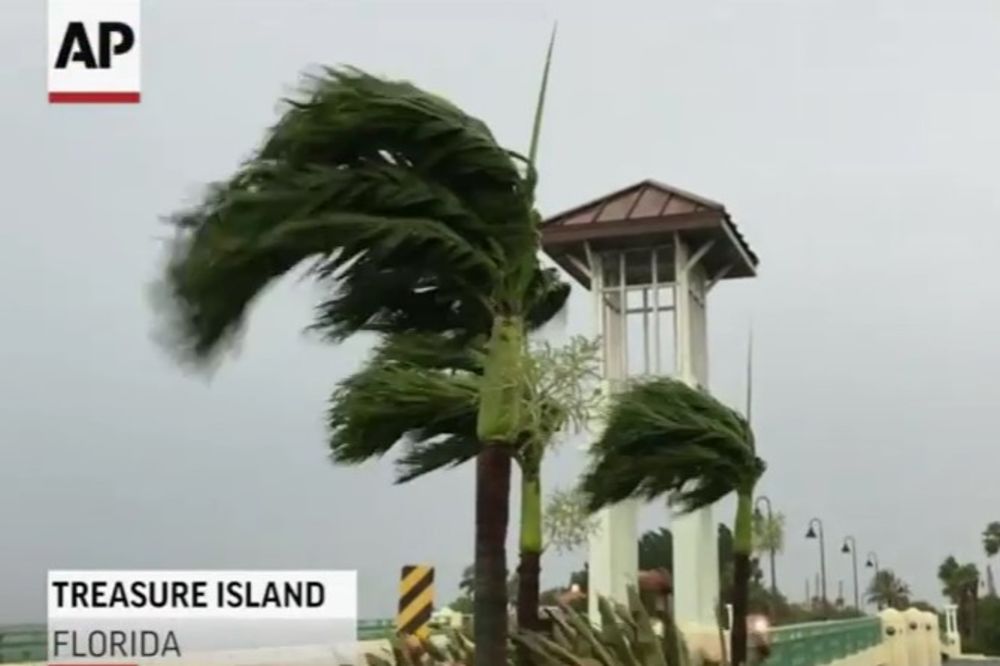 (FOTO I VIDEO) VANREDNO STANJE NA FLORIDI: 270.000 kuća bez struje zbog uragana, narod se evakuiše