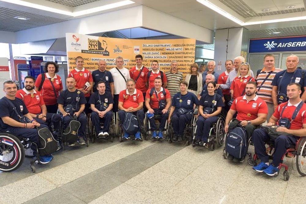 (FOTO) KRENULI PO MEDALJE: Srpski paraolimpijci otputovali na Igre u Rio