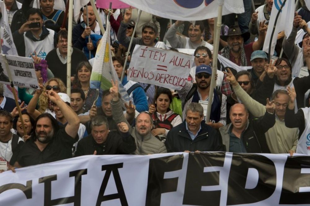 SINDIKATI TRESU ARGENTINU: Desetine hiljada ljudi na protestu zbog vladinih mera štednje