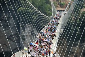 (VIDEO) NEVEROVATNO POPULARAN: Stakleni most posećuje toliko turista da mora da bude zatvoren