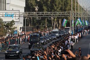 (FOTO) SAHRANJEN U RODNOM GRADU: Uzbekistanci se pozdravljaju od svog predsednika Karimova