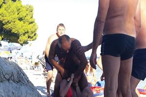 TEROR U SPLITU: Lokalne siledžije maltretirale turiste, ženi zavrtali ruku, bebu pogodili u glavu!