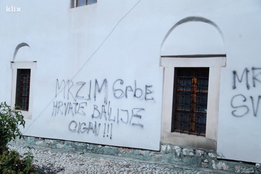 VANDALIZAM: Mrzim Srbe, Hrvate i Balije ispisano na džamiji u Sarajevu