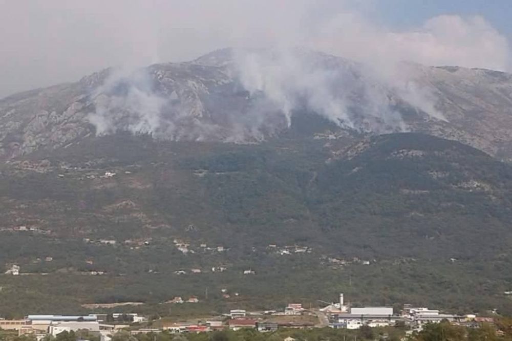 CRNA GORA U PLAMENU: Avioni MUP gase požar na Lovćenu, vatra preti da ugrozi Kotor