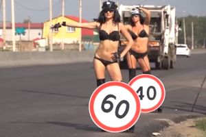 (VIDEO 18+) PAŽLJIVO VOZITE: Vrele Ruskinje u toplesu zbog nesmotrenih vozača