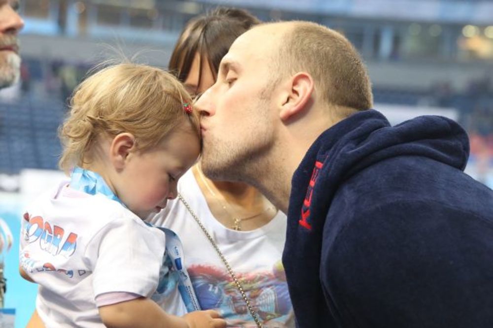 (FOTO) PONOSNI TATA: Andrija Prlainović uživa sa decom