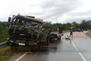 POVREĐEN VOJNIK U NESREĆI KOD KRALJEVA: Albanac se kamionom zakucao u vozilo Vojske Srbije
