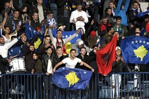 (FOTO) DA LI ĆE UEFA PONOVO DA ĆUTI? Zastava tzv. velike Albanije na utakmici Finska - Kosovo