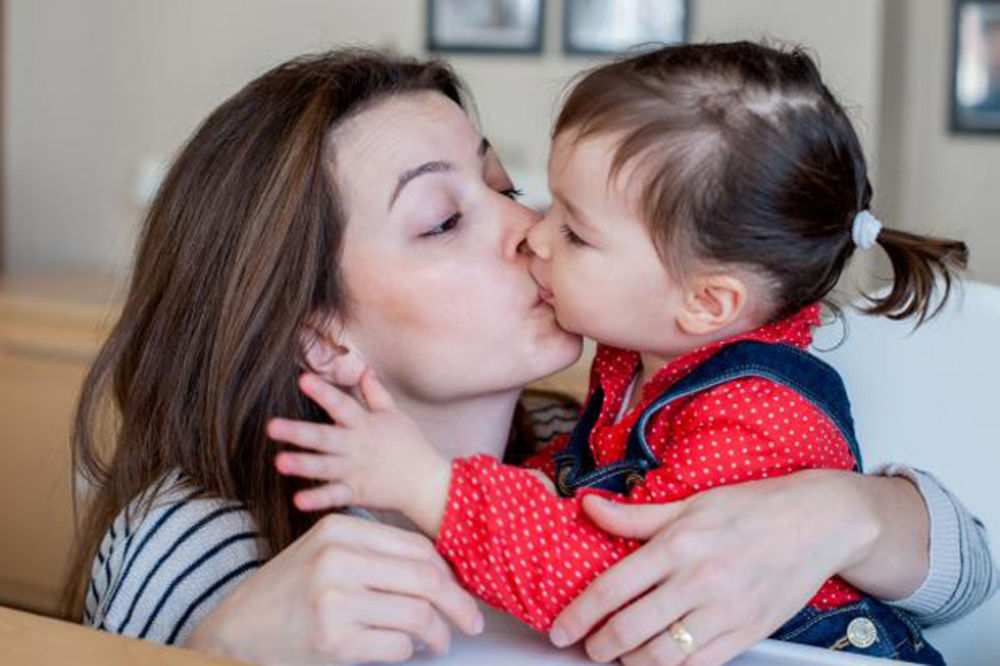 Čin ljubavi ili uzrok oboljenja: Da li majke mogu da ljube decu u usta?