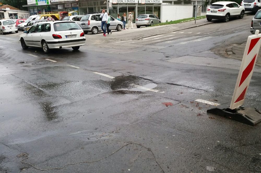 (VIDEO) HAOS NA KARABURMI: Hektolitri pijaće vode teku ulicom, ugrožen saobraćaj