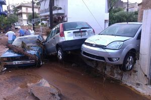 (VIDEO,FOTO) TOTALNI HAOS U GRČKOJ: Poplave nose kola i ruše kuće, odsečeno nekoliko mesta