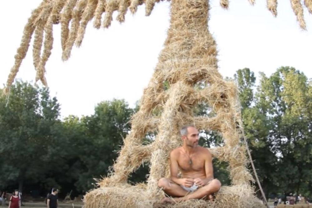 ONO ŠTO OVAJ ČOVEK RADI ODUŠEVILO JE REGION Uzeo slamu u ruke i napravio neverovatna umetnička dela!