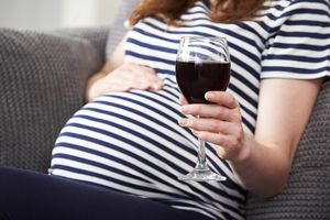 ŽENE, PAŽNJA! Čaša vina dnevno umanjuje šansu za trudnoću!