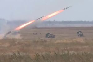 (VIDEO) POD NJIMA SE TRESE ZEMLJA: Ovako izgledaju najveće vojne vežbe ruske vojske u 2016!