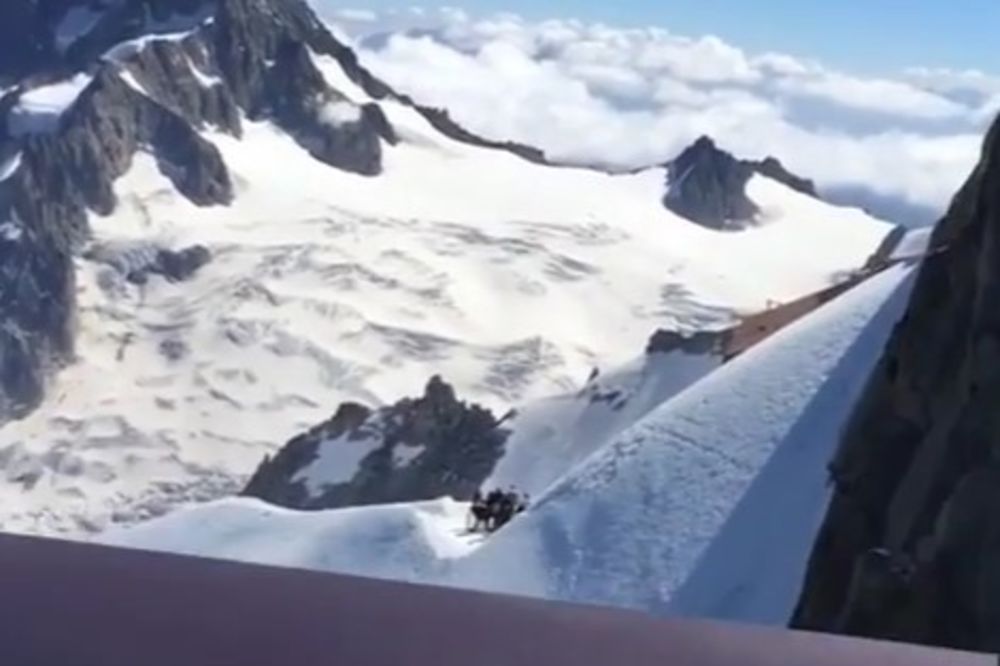 (VIDEO) STRAVA NA 3.000 METARA: Celu noć visili u žičari nad Alpima