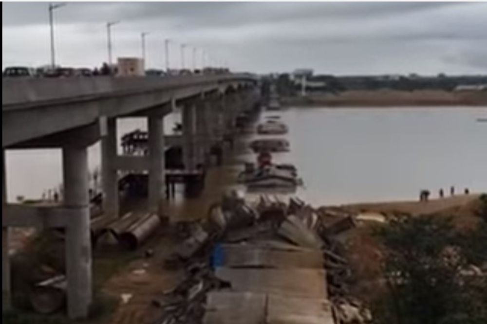 (VIDEO) SAHRANIO I LJUDE I KAMIONE: Kamera uhvatila trenutak kad je prepun most propao u reku!