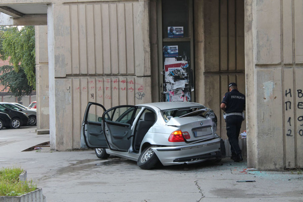 FOTO KARAMBOL U NIŠU: BMW izleteo sa puta i zakucao se u zgradu, troje povređeno
