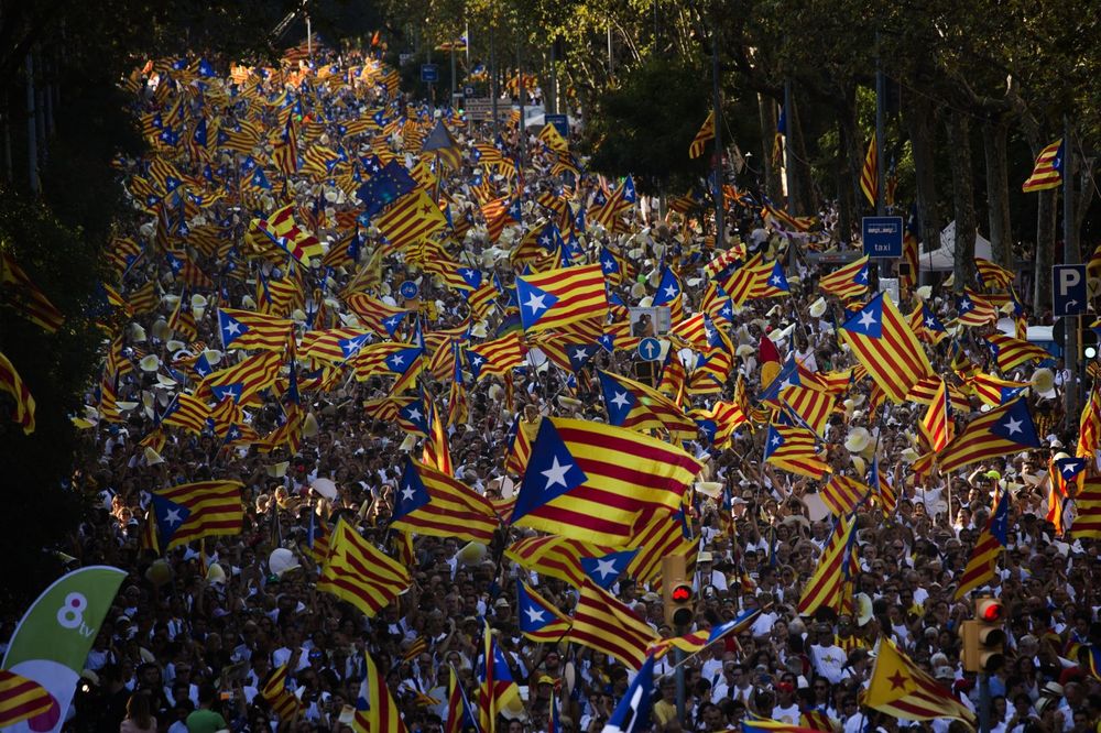 HAOS NA ULICAMA BARSELONE: Desetine hiljada Katalonaca traži odcepljenje od Španije