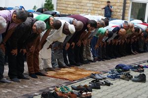 (FOTO) POČELA ČETVORODNEVNA PROSLAVA KURBAN BAJRAMA: Ispred Bajrakli džamije u Beogradu održan namaz